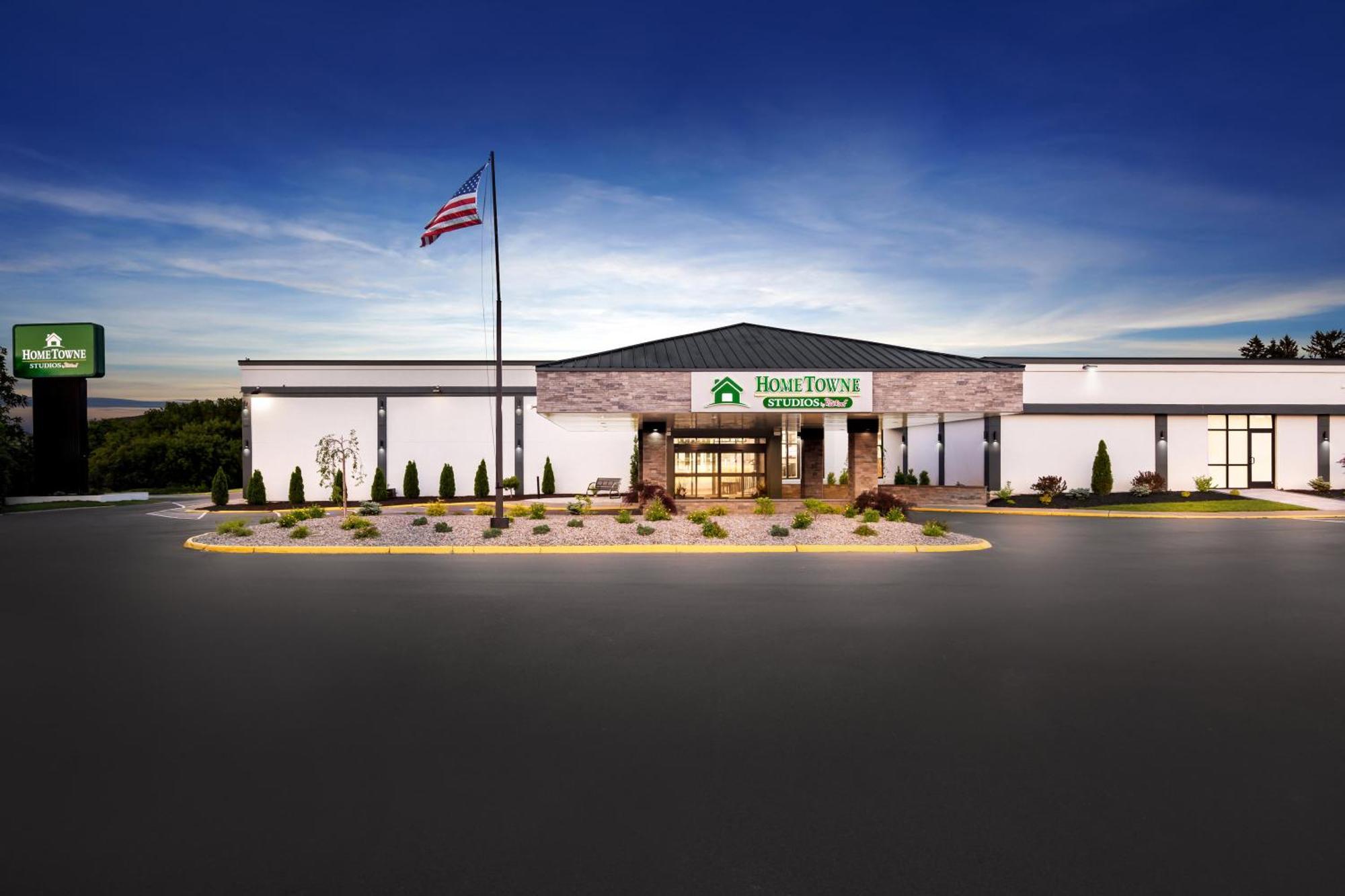 Hometowne Studios By Red Roof & Conference Center Cortland Exterior foto