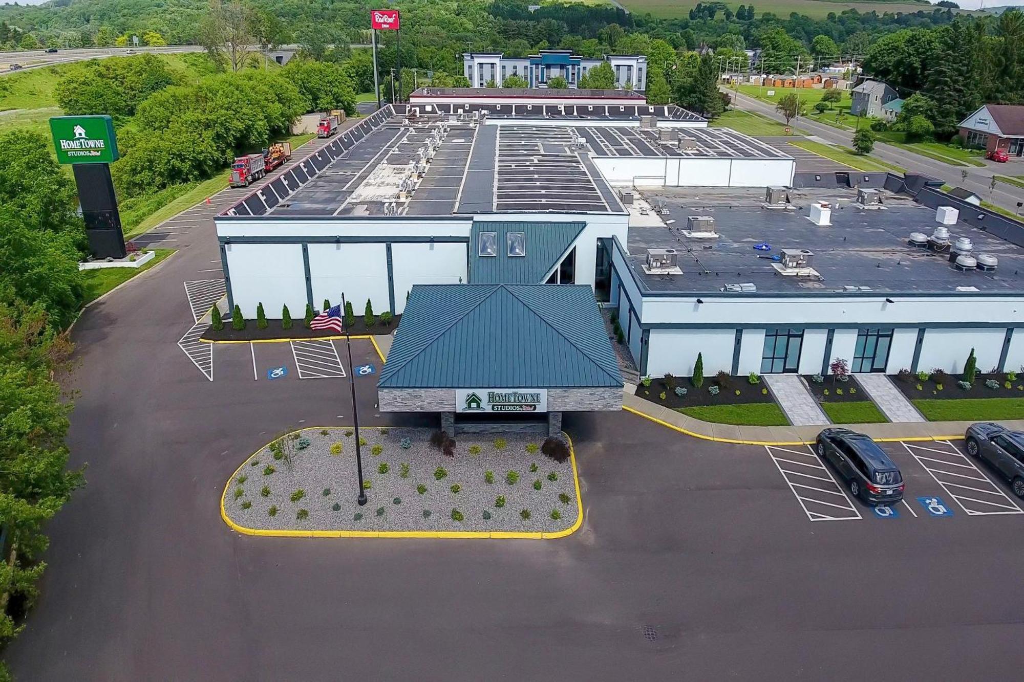 Hometowne Studios By Red Roof & Conference Center Cortland Exterior foto