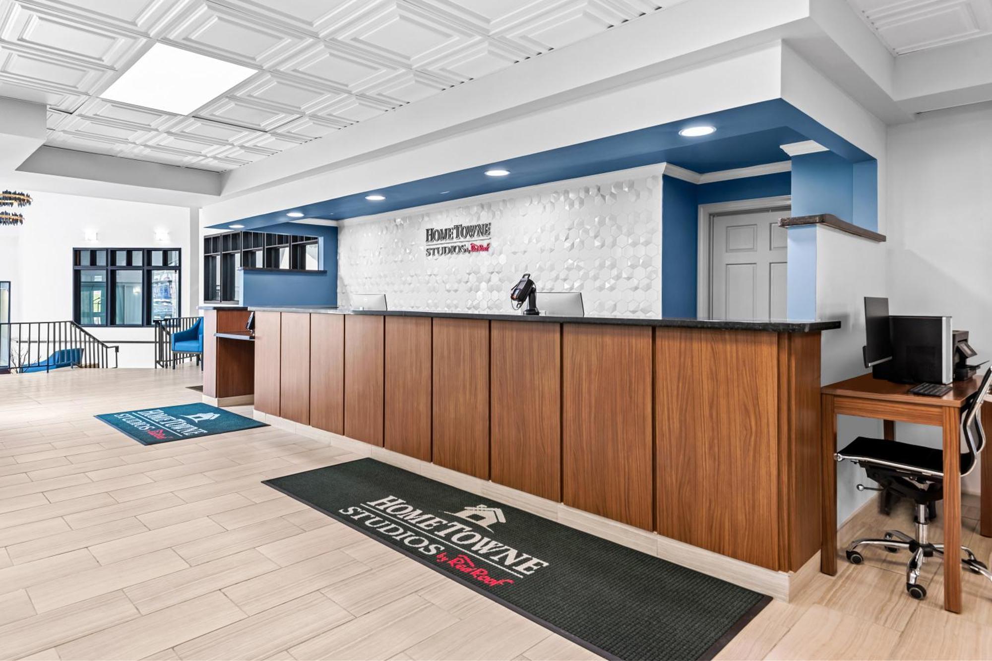 Hometowne Studios By Red Roof & Conference Center Cortland Exterior foto