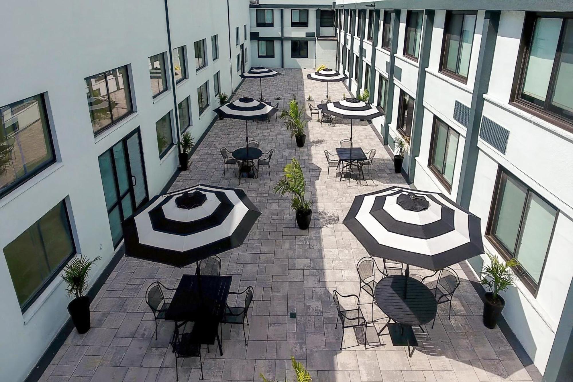 Hometowne Studios By Red Roof & Conference Center Cortland Exterior foto